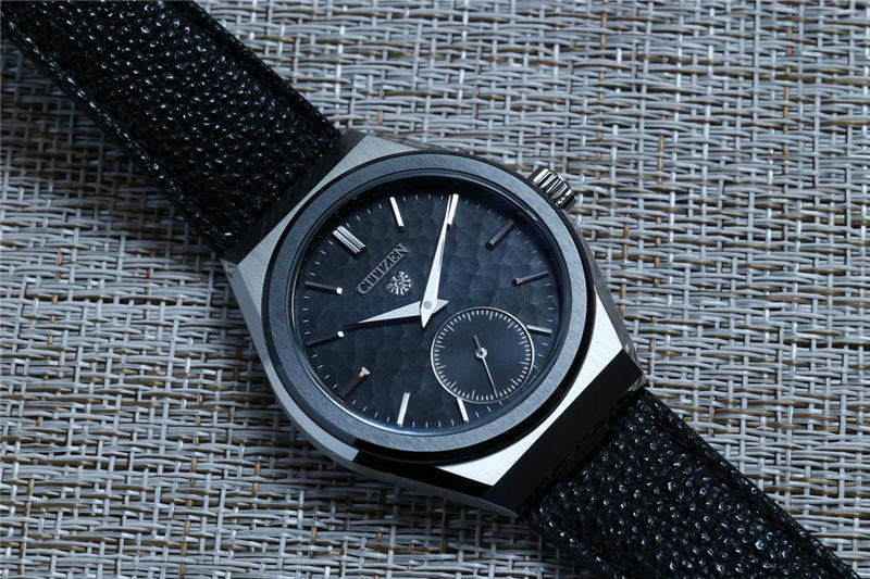 狂野劃痕風格盤面-Sinn U1 DS限量版腕表